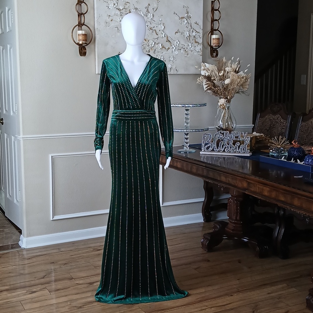 Windsor Elegant Emerald Green Beaded  V-Neck Long Sleeve Evening Gown. Size S - Picture 6 of 17